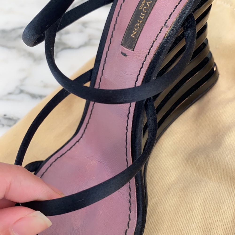 Louis Vuitton (LV) pink and black sandals - Picture 9 of 9